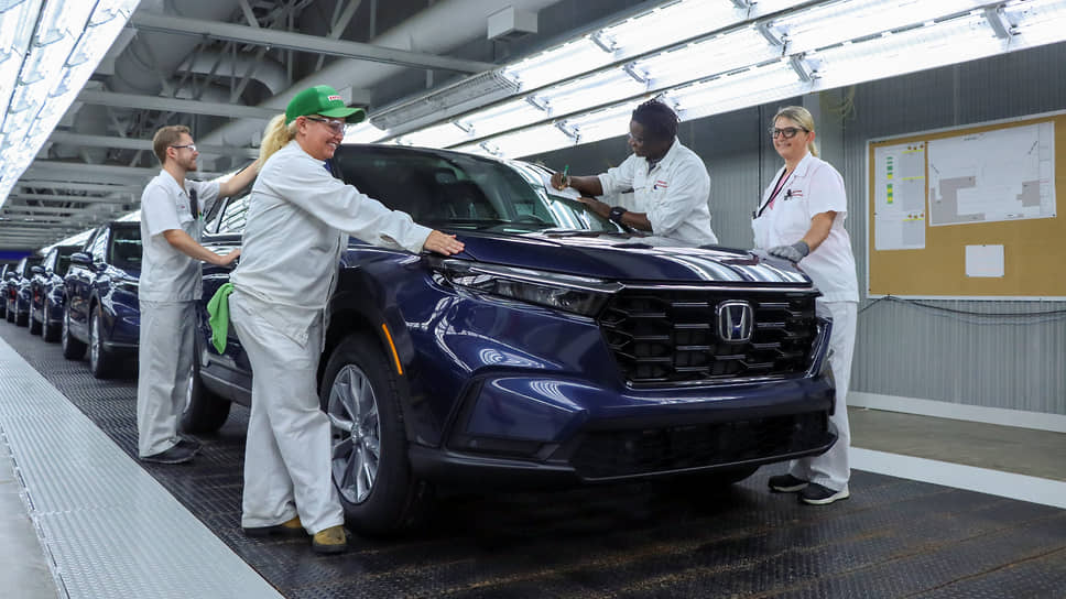 На заводе компании Honda в Канаде началось серийное производство нового Honda CR-V, шестого поколения самого продаваемого кроссовера в Северной Америке за последние 25 лет. Затем производство автомобиля стартует на автомобильном заводе в Индиане и Огайо. А в следующем месяце в Канаде начнется производство гибридной версии модели