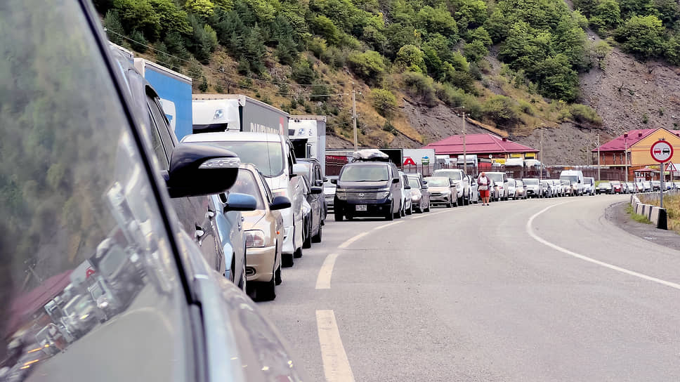 Очередь автомобилей у пограничного пункта Верхний Ларс — Казбеги