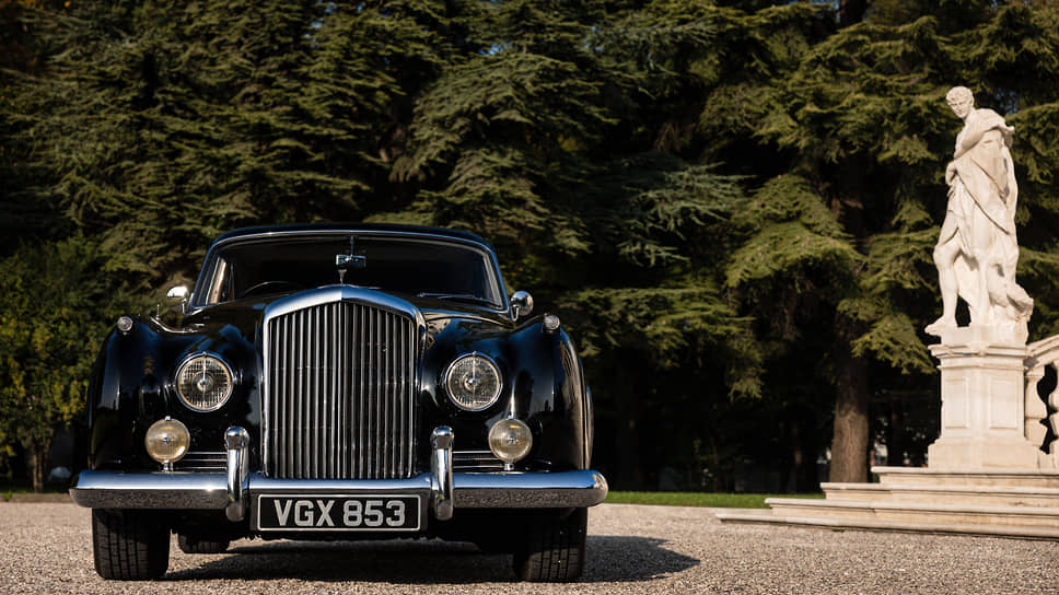 Компания Bentley Motors представила на выставке Auto e Moto d’Epoca в Италии легендарный Bentley S1 Continental Flying Spur 1958 года