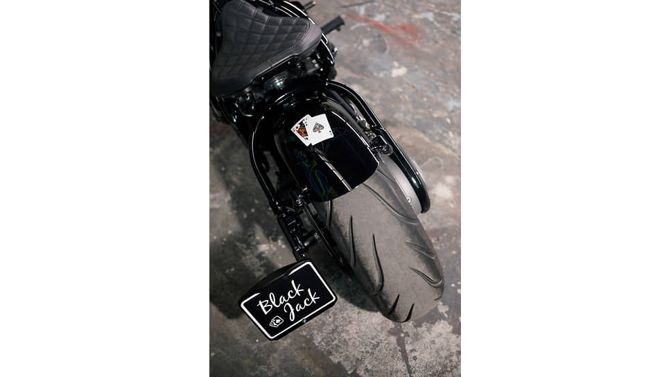 «Вишенкой на торте» являются две игральные карты на заднем крыле мотоцикла