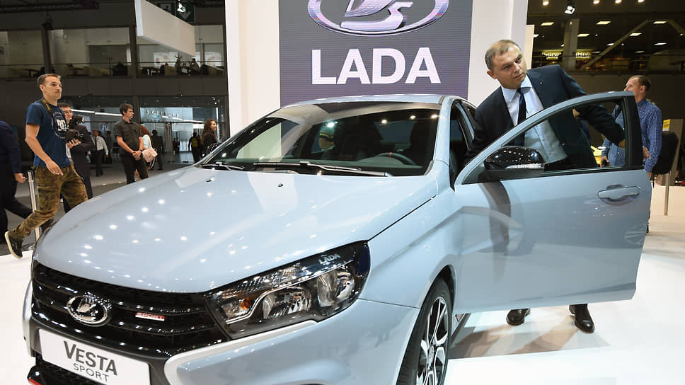Модель Lada Vesta Sport на стенде во время Московского международного автосалона, 2018 год