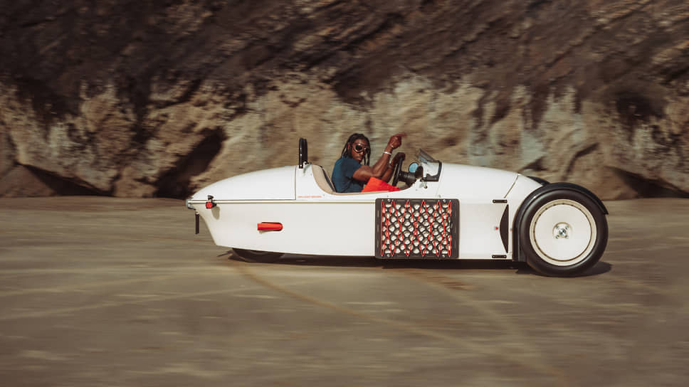 Компания Morgan Motor представила модификацию трехколесного спорткара Morgan Super 3 OB x Morgan Super 3, созданную совместно с производителем пляжной одежды Orlebar Brown