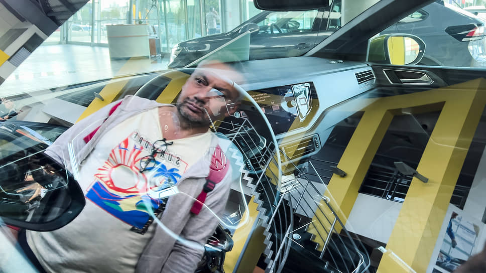 Посетитель в автосалон Volkswagen в Анталии