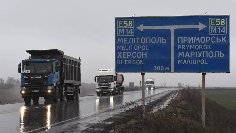 Автомобили во время движения по альтернативному маршруту в Крым через Таганрог, Новоазовск, Мариуполь, Бердянск, Мелитополь и Джанкой
