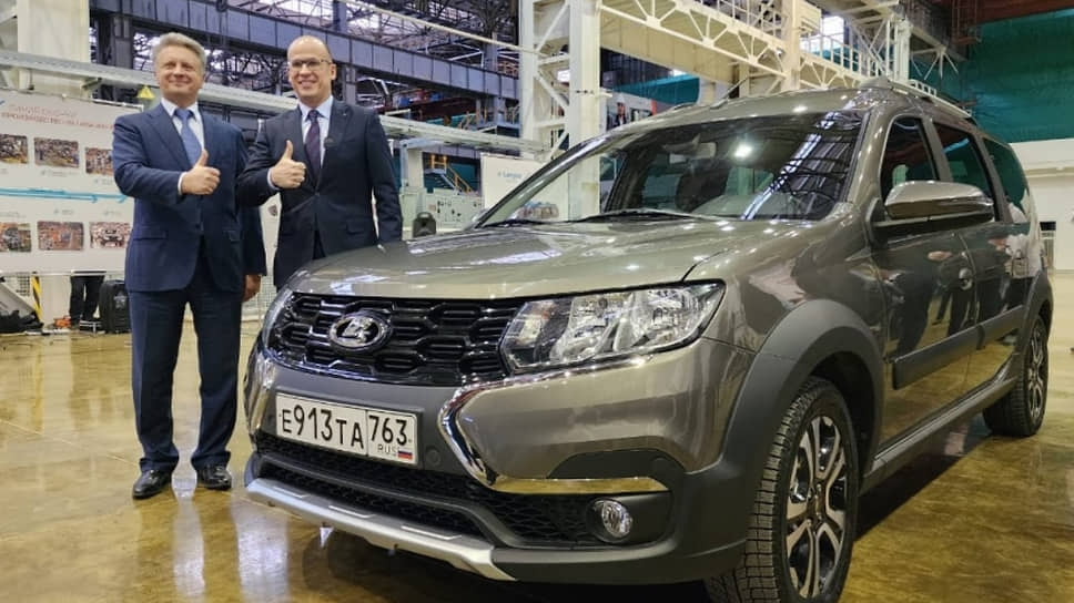 26 декабря 2022 года, Ижевск. Презентация прототипа электромобиля LADA e-Largus, модель главе Республики Удмуртия Александру Бречалову (справа) представил лично Президент АвтоВАЗа Максим Соколов