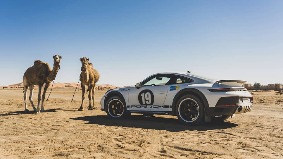 Для модели Porsche 911 Dakar теперь доступны три варианта оклейки кузова с раллийным дизайном 1970-х годов, которые стилизованы под внешний вид автомобилей, участвовавших в гонках в 1971, 1974 и 1978 годах