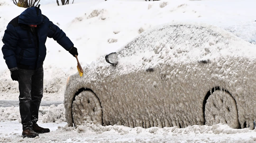 Автомобиль, покрытый коркой льда, на улице Москвы