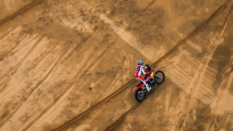 Дэниел Сандерс из команды Red Bull GasGas Factory Racing эффектно покоряет пески 