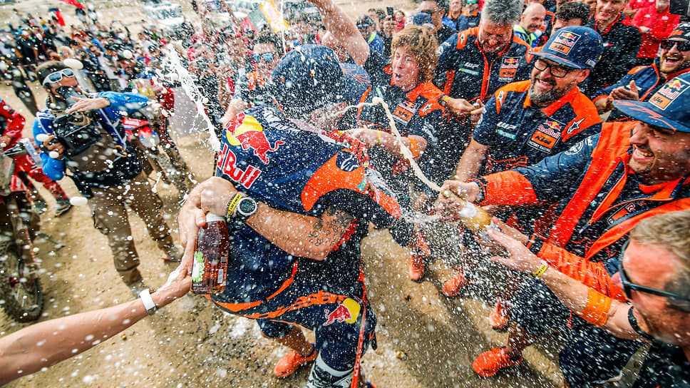 Команда Red Bull KTM ликует после того, как ее гонщики, победитель ралли 2021 года Кевин Бенавидес и двукратный чемпион «Дакара» Тоби Прайс, взяли два первых места ралли с разницей 43 секунды. Первым в этом противостоянии стал Кевин Бенавидес