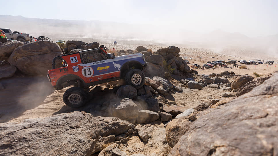 Ford Bronco, подготовленный спортивным подразделением Ford Performance, во время гонки King of the Hammers с самой сложной в Америке трассой, проходящей по бездорожью и сочетающей в себе скоростные участки в пустыне с экстремальными горнами отрезками