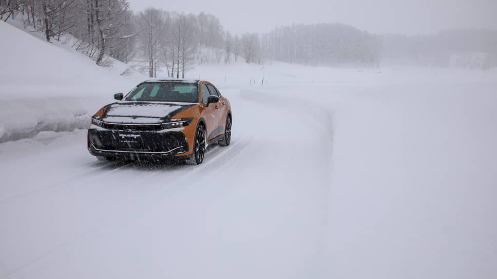 В Японии представили новую Toyota Crown, которая представляет собой сочетание седана и внедорожника