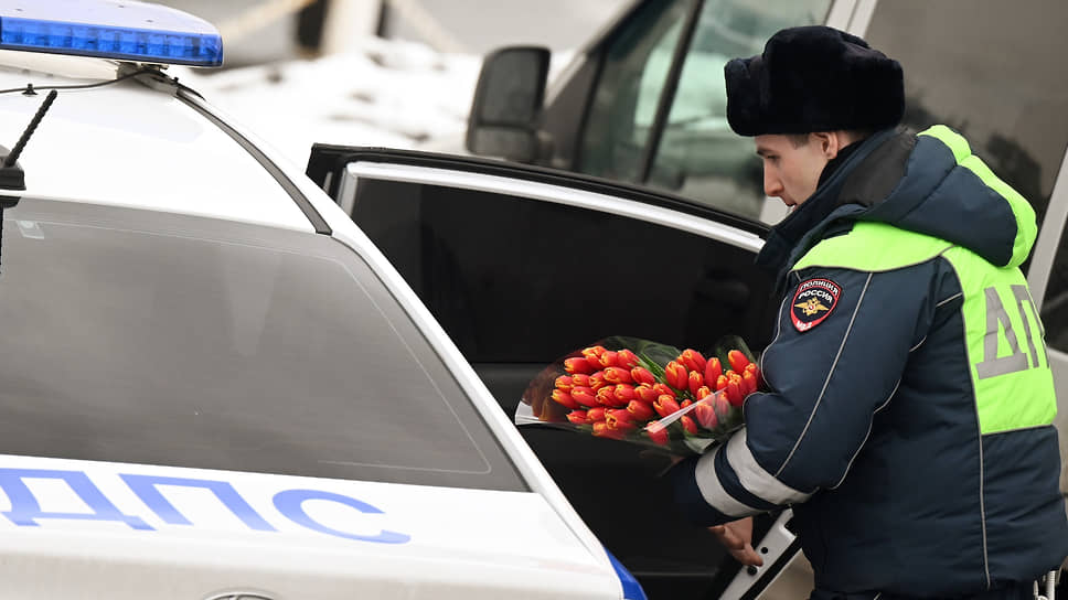 Сотрудник ДПС с букетом тюльпанов у Рижского рынка в Москве