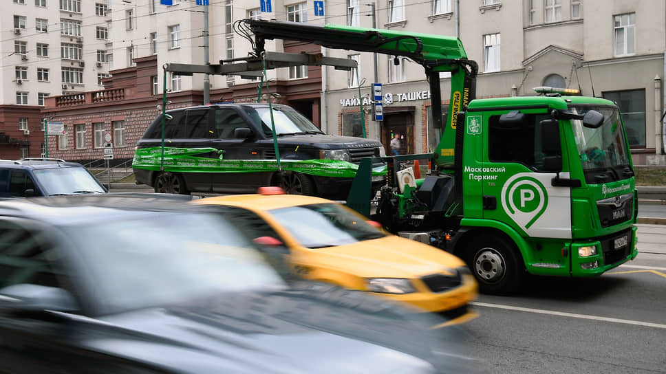 Эвакуация неправильно припаркованного в Москве автомобиля на штраф-стоянку