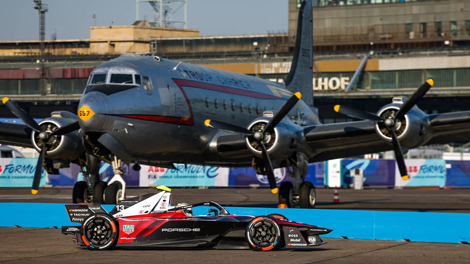 Электрический болид, участник берлинского этапа состязаний чемпионата Formula E, на участке трассы, проложенной по взлетному полю аэродрома «Темпельхоф»