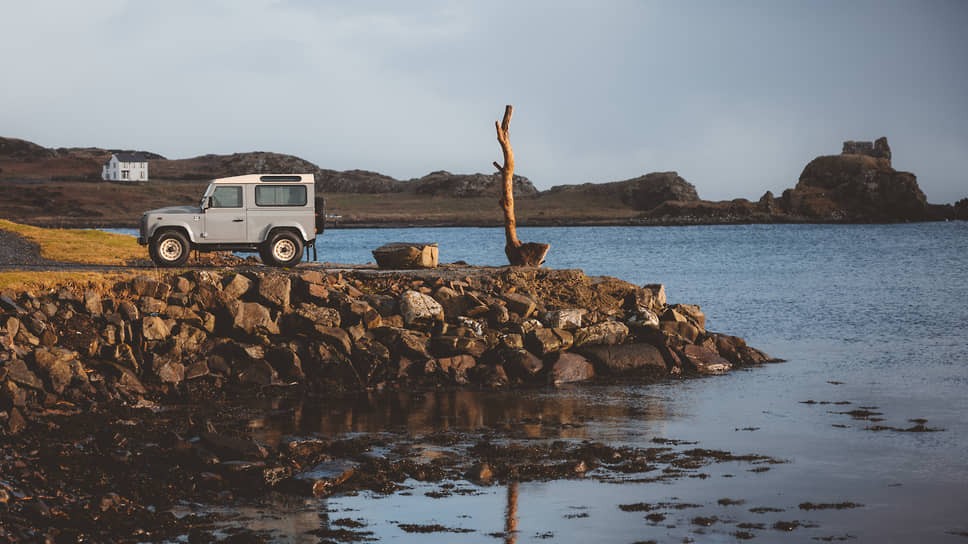 Land Rover представил первую спецверсию Defender исторической тематики — Defender Works V8 Islay Edition, посвященный одному из основателей Land Rover Спенсеру Уилксу, который руководил компанией в момент создания внедорожника, и названный в честь острова Айлей в Шотландии, где располагалось поместье Уилкса