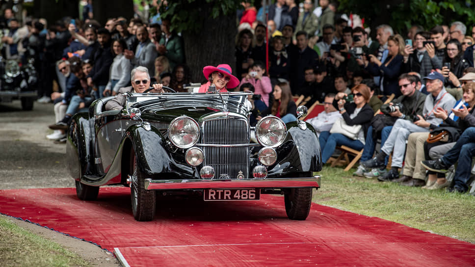 Призы в рамках Concorso d’Eleganza Villa d’Este вручаются в восьми категориях и определяются компетентным жюри. Но есть и особые номинации. Так, Alvis Speed 25 SC, двухместный открытый турер 1937 года, прибывший на мероприятие из США, получил приз местного автоклуба Trofeo Automobile Club Como, который традиционно вручается «автомобилю, приехавшему издалека»