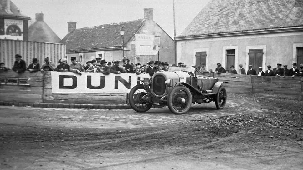 26-27 мая 1923 года первым к финишу первой суточной гонки в Ле-Мане пришел Chenard &amp; Walcker Sport, пилотируемый французами Андре Лагашем и Рене Леонаром. Победитель был оснащен трехлитровым мотором мощностью 98 л.с., задним приводом и четырёхступенчатой механической коробкой передач. Его максимальная скорость составляла 150 км/ч