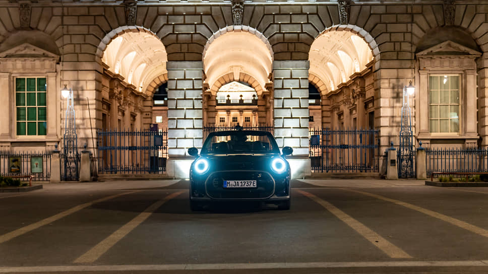 В компании MINI считают Лондон идеальным местом для электрического кабриолета MINI Cooper SE Convertible — в этом городе на один квадратный километр приходится в среднем по три зарядных станции