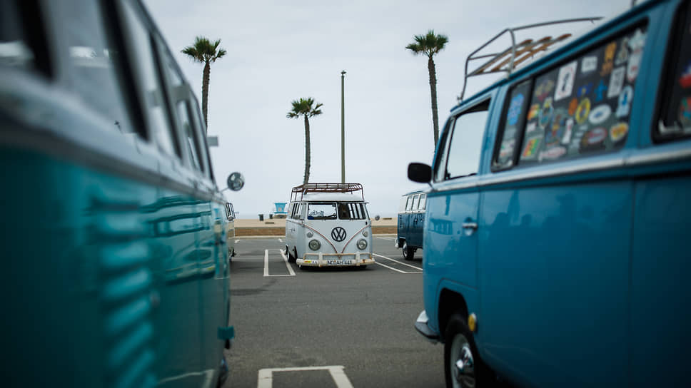В местечке Хантингтон-Бич, Калифорния, прошел международный фестиваль Volkswagen Bus Day
