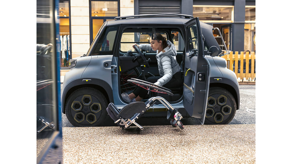Компания Citroen представила новую версию своего компактного электрического автомобиля Ami в исполнении Ami for All, адаптированного для людей с ограниченными возможностями, передвигающихся на колясках