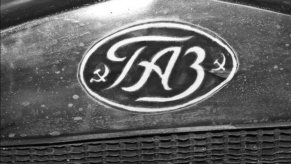 В первые годы даже эмблема ГАЗа стилистически напоминала знаменитый логотип компании Ford