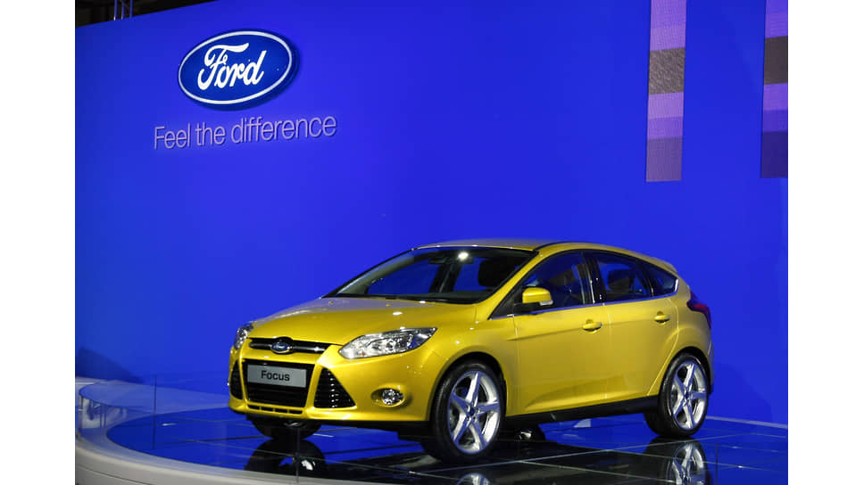 В течение почти десяти лет Ford Focus возглавлял рейтинг самых продаваемых иномарок в РФ. Сегодня, когда модель уже не производят во Всеволожске, этот автомобиль продолжает фигурировать в десятке самых востребованных в стране автомобилей с пробегом. На фото: стенд марки Ford на  Московском международном автосалоне в 2010 году