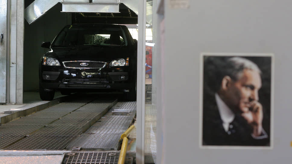 На фото: портрет Генри Форда на лини сборки автомобилей Ford Focus завода Ford во Всеволожске