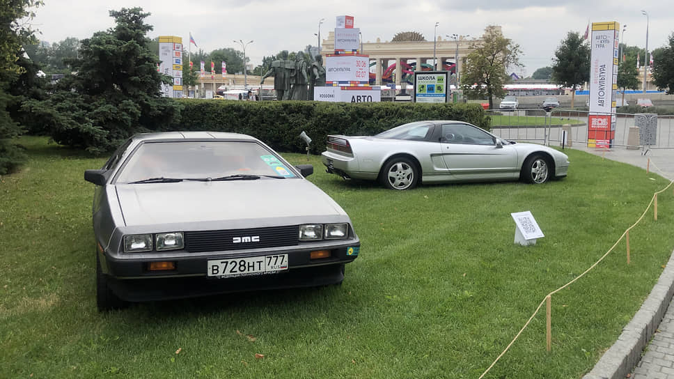 Легендарный благодаря кинематографу DeLorean DMC-12 (слева) и легендарный благодаря своей прекрасной управляемости Honda NSX (справа)