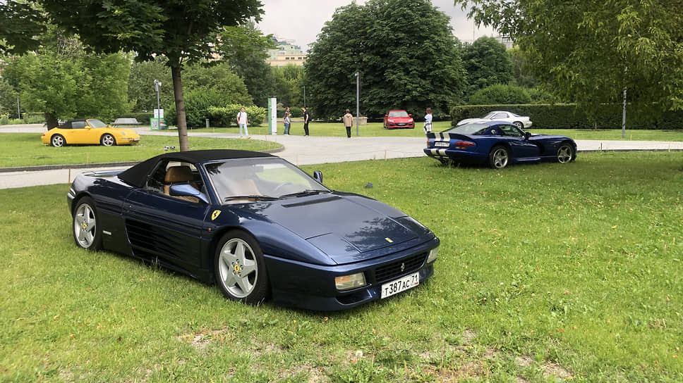 Ferrari 348 — последний среднемоторный автомобиль марки с V8, разработанный под руководством Энцо Феррари. В оригинальном синем цвете