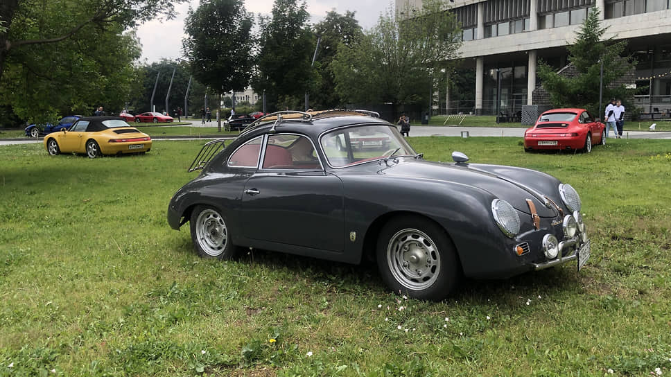 Porsche 356 стал первой серийной моделью фирмы Ферри Порше. Представленный на выставке экземпляр — первый рестайлинговый вариант 356A с 1,6-литровым мотором