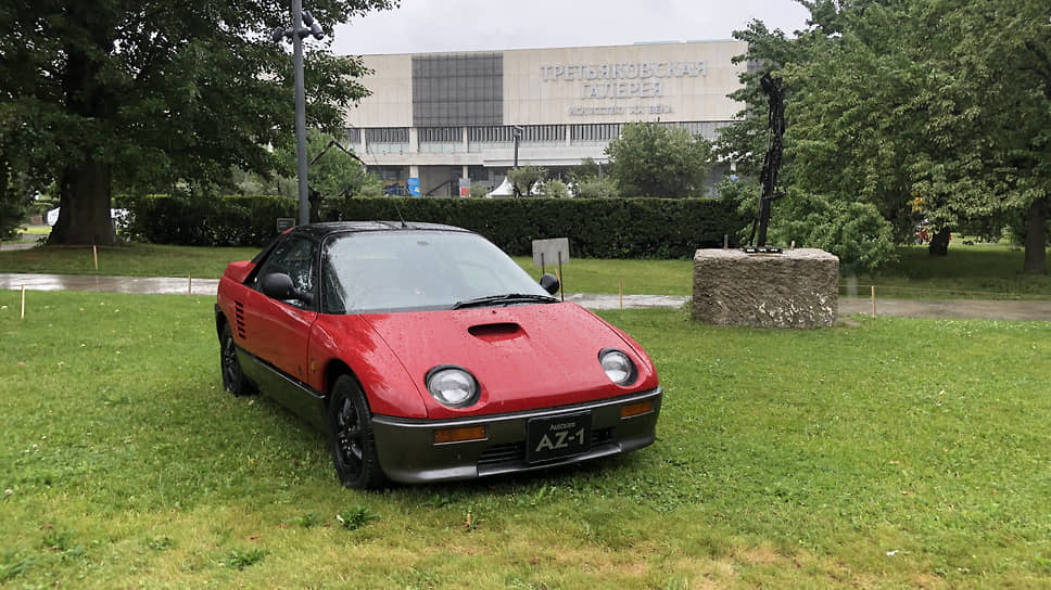 В разделе «Восходящее солнце» можно увидеть Autozam AZ-1. Модель выросла из концепт-кара Suzuki R/S1 1985 года, но финансовую поддержку получила от компании Mazda. Обе фирмы решили, что доработанный автомобиль пойдет в серию как суббренд Autozam