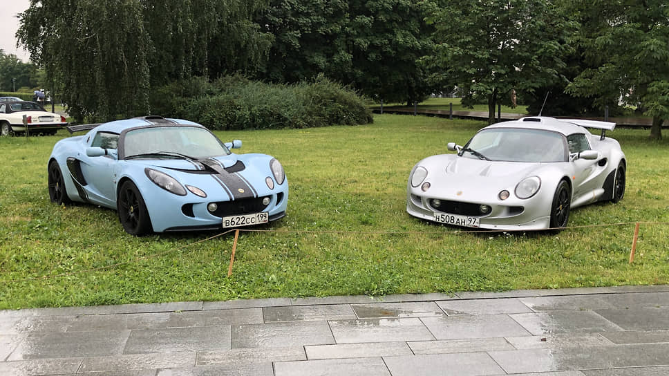 Среди экспонатов раздела «Английские традиции» — Lotus Exige S Club Racer (слева), который был выпущен ограниченной серией в 25 экземпляров в 2007 году, небесно-голубой цвет с черной продольной полосой отсылает к стилю 1960-х годов. Lotus Exige Mk I (справа) был запущен в производство в 2000 году и оправдал все ожидания поклонников марки