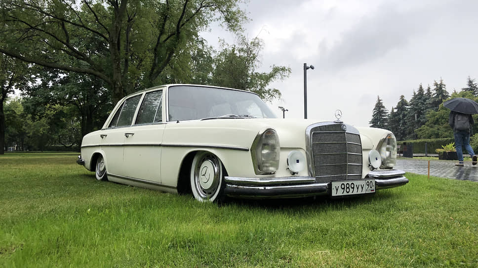 В том, что этот Mercedes-Benz W109 фактически «лежит» на траве — заслуга его невероятной пневматической подвески, которая в движении обеспечивает автомобилю мягкость хода на любых кочках и неровностях дороги