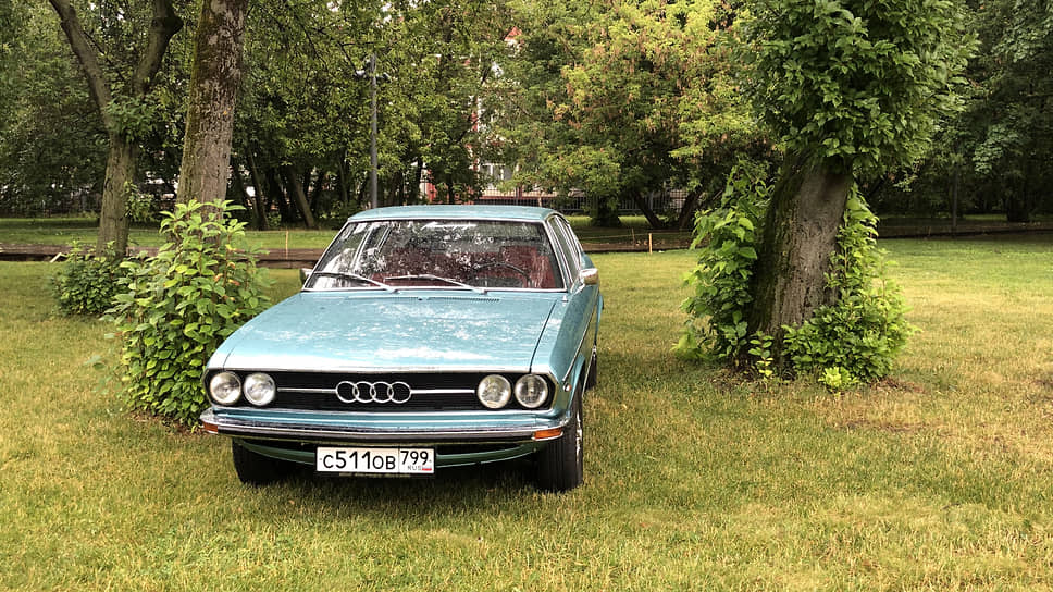 Одна из звезд раздела «Классика автобана» — Audi 100 Coupe S. Динамичные очертания подобных двухдверных моделей, условно относящихся к классу «гран туризмо», были весьма популярны у самых разных производителей в 1970-х