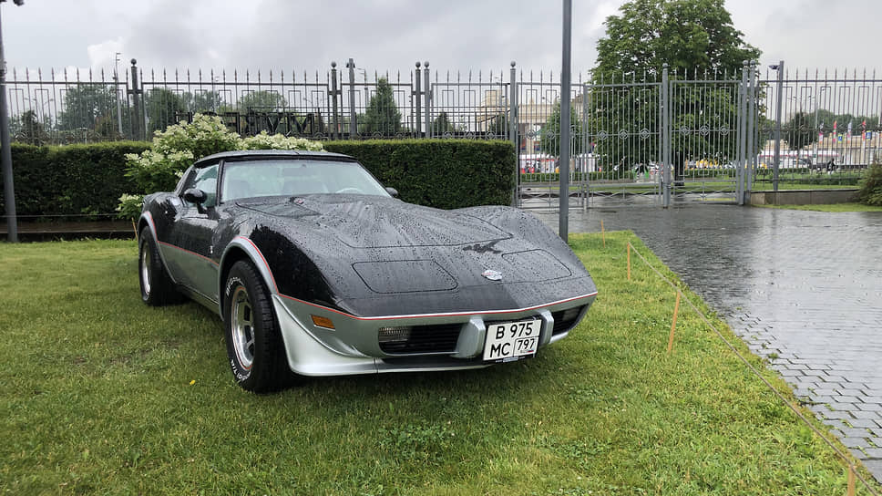 Один из экспонатов уголка под названием Route 66 — Chevrolet Corvette C3. Главный дизайнер GM Билл Митчелл хотел, чтобы этот автомобиль всем своим видом напоминал акулу, и еще до официальной презентации Corvette получил прозвище Shark