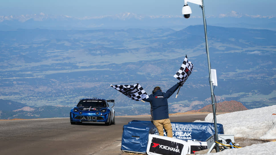 Специально адаптированный для гонки Pikes Peak автомобиль Alpine A110 Pikes Peak, развивающий почти 500 л.с. при весе 950 кг, преодолел легендарную горную трассу длинной 19,93 км и имеющей 156 поворотов за 9:17,412 с., став победителем соревнования 2023 года