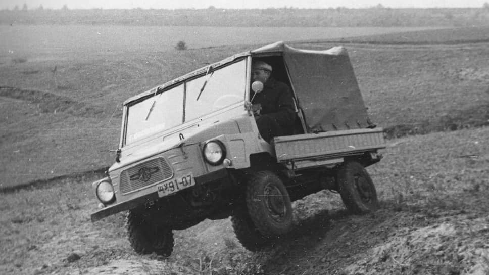 В 60-е годы появился и гражданский вездеход ЗАЗ-969. В Запорожье даже была выпущена опытно-промышленная партия модели в количестве 50 единиц, но производство в итоге передали на ЛуАЗ, где создали свой вариант, отличавшийся оформлением кузова