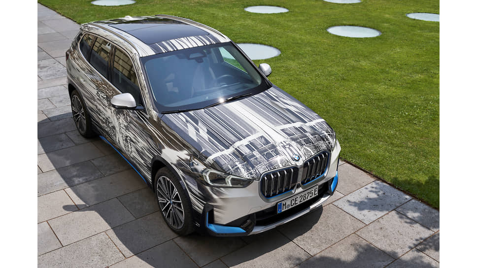 Компания BMW объявила о новом долгосрочном партнерстве с музеем Штеделя, который расположен во Франкфурте-на-Майне и является одним из наиболее значимых собраний искусства в Германии. Новое сотрудничество началось с того, что современный немецкий художник Марк Бранденбург, чья выставка недавно проходила в музей Штеделя, создал эксклюзивный дизайн BMW iX1