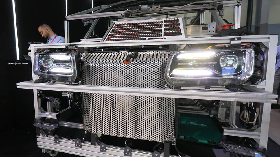 Испытательный стенд «Лабриг» для тестирования комплекса электрических систем автомобиля на стенде Центрального научно-исследовательского автомобильного и автомоторного института «НАМИ» на выставке «Иннопром-2023»