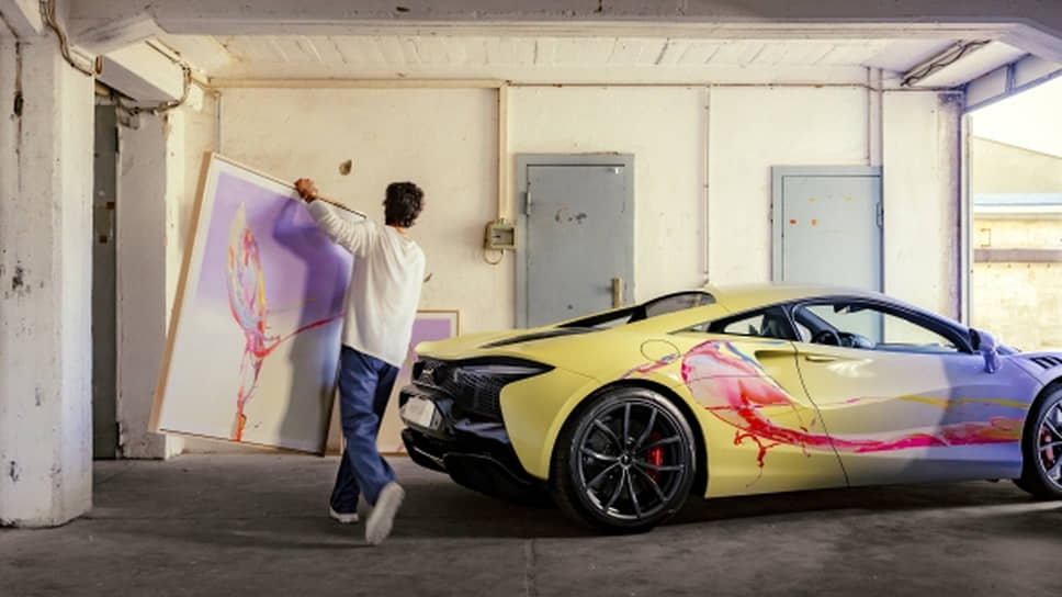 Компания McLaren представила эксклюзивный арт-кар на основе гибридного суперкара Artura, который создал немецкий художник-абстракционист Севин Паркер