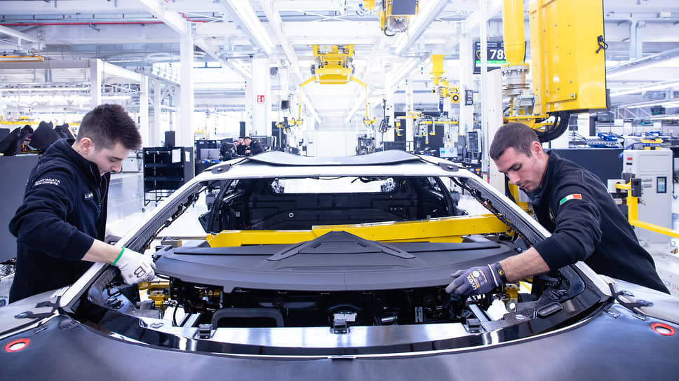 Производство гибридного суперкара Lamborghini Revuelto идет при помощи новой системы Lamborghini Next Level Manufacturing, в которой высокотехнологичные процессы сборки сочетаются с незаменимой работой людей