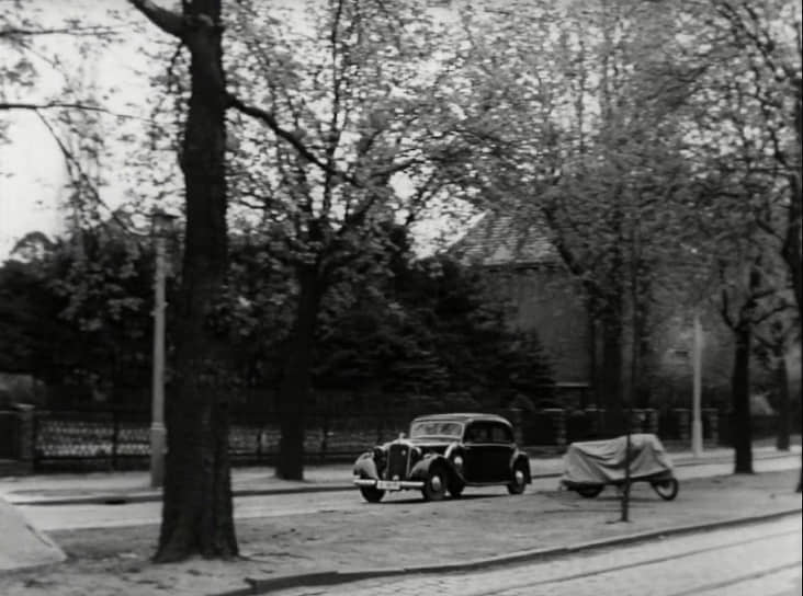 Во время съемок в Бабельсберге (ГДР), где у Штирлица было «жилище в лесу», использовался другой Mercedes-Benz 230 W143, принадлежавший восточногерманскому коллекционеру Августу Клибенштайну