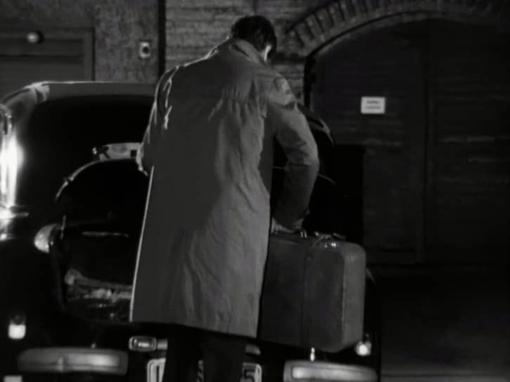 Радист Эрвин Кин грузит чемодан с рацией в багажник. Автомобиль легко узнается по неродным поворотникам и габаритам, фонарю заднего хода и плафону освещения номерного знака — это снова «Мерседес» Аугуста Клибенштайна