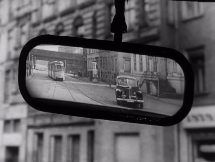 Погоня за Штирлицем. В зеркале заднего вида — Opel Kapitan. Зеркало в кадре — со скругленными краями