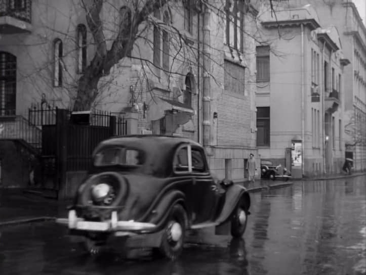 «Конспиративная квартира», где держали радистку Кэт, находилась в московском особняке в Малом Ржевском переулке. Мимо проносится BMW-321, из-за угла выезжает Mercedes-Benz 230 W143 Штирлица