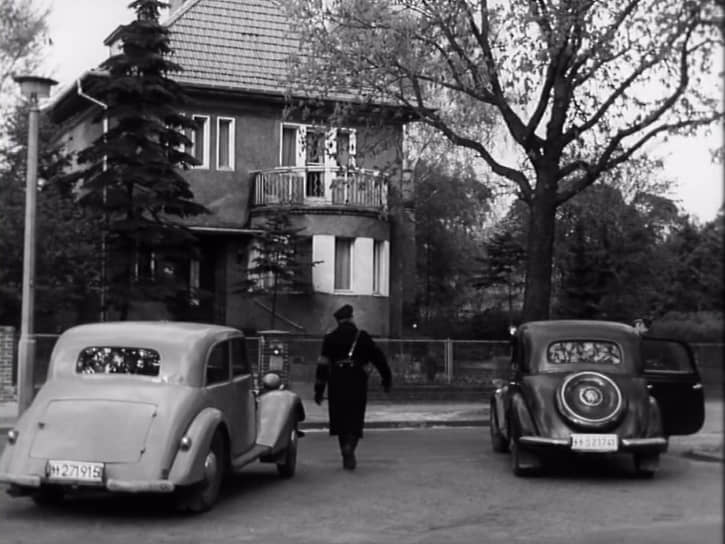 Обыск в доме Штирлица. Гестаповцы приехали на Hansa 1700 и Mercedes-Benz 170V — тех двух машинах, что в третьей серии стояли в заторе перед разбомбленными домами