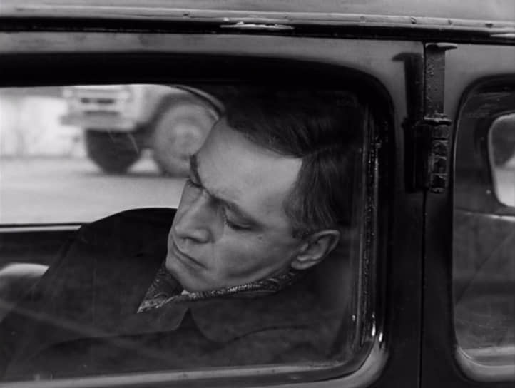 Классика киноляпов: Штирлиц спит в своем «Мерседесе», а на дальнем плане проезжает грузовик ЗИЛ-130 с прицепом