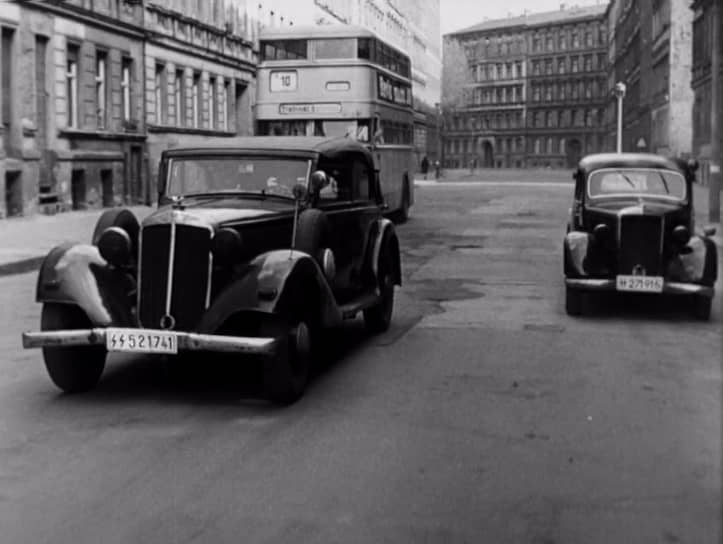 Автомобили гестаповцев, по которым будет стрелять Гельмут. Слева — кабриолет Horch 830BL, справа — Mercedes-Benz 170V. Тот самый «Мерседес», что стоял в заторе и приезжал на обыск к Штирлицу в Бабельсберг