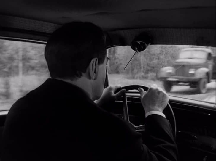 Последние кадры телефильма: Штирлиц возвращается в Берлин, а навстречу ему едет советский грузовик ЗИЛ-164 конца 50-х годов. Кстати, если присмотреться к эпизоду этого возвращения, то можно заметить, что на «Мерседесе» стоит приборная панель от «Москвича»
