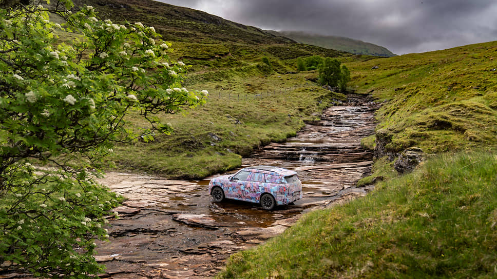 Предсерийные образцы электромобиля MINI Countryman нового поколения прошли испытания в Шотландии на грунтовых и каменистых проселочных дорогах, а также преодолели броды
